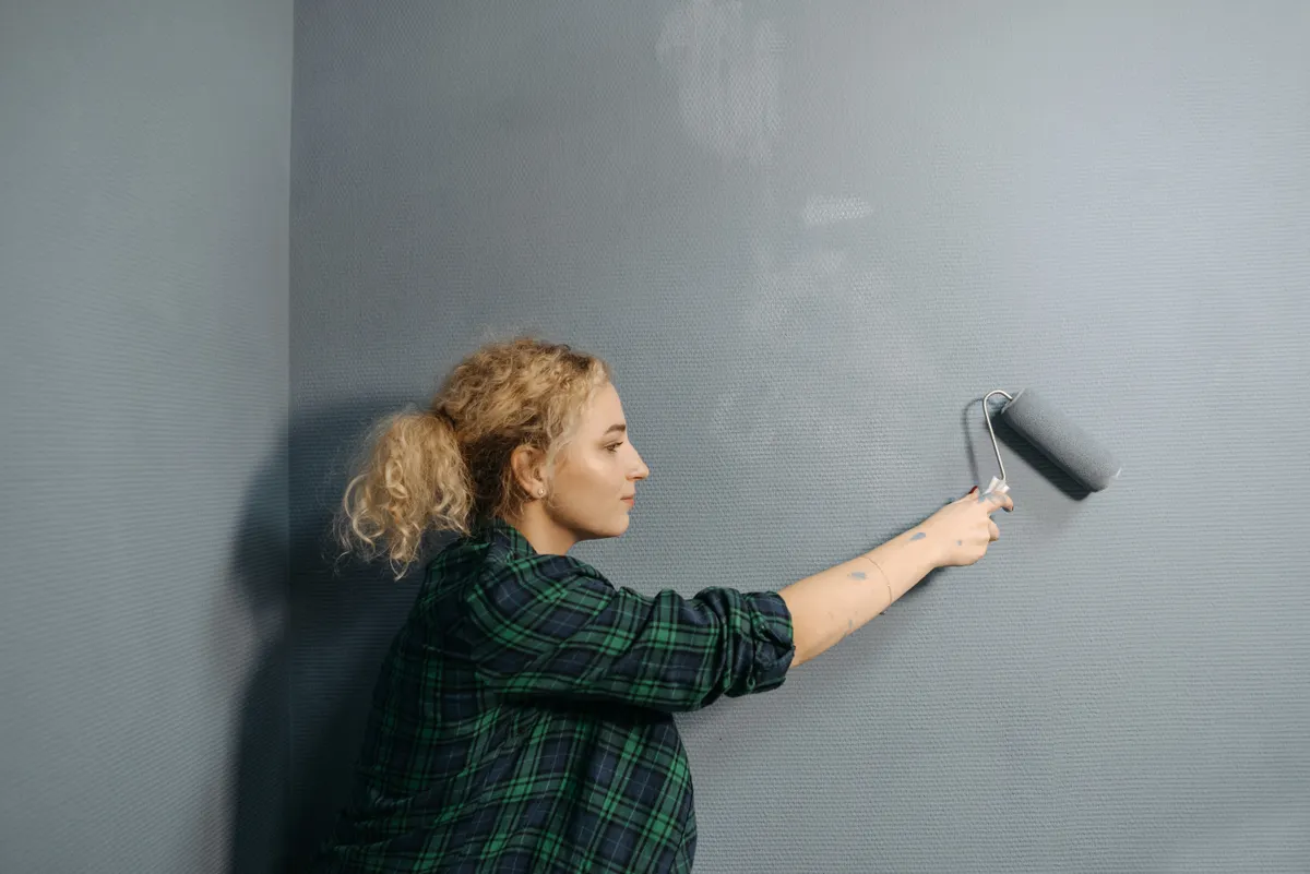 Artisan peintre au travail — Atelier Renov Pro Paris